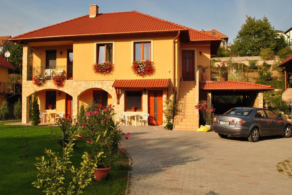 Mediterran Apartmanhaz Hotel Eger Exterior photo